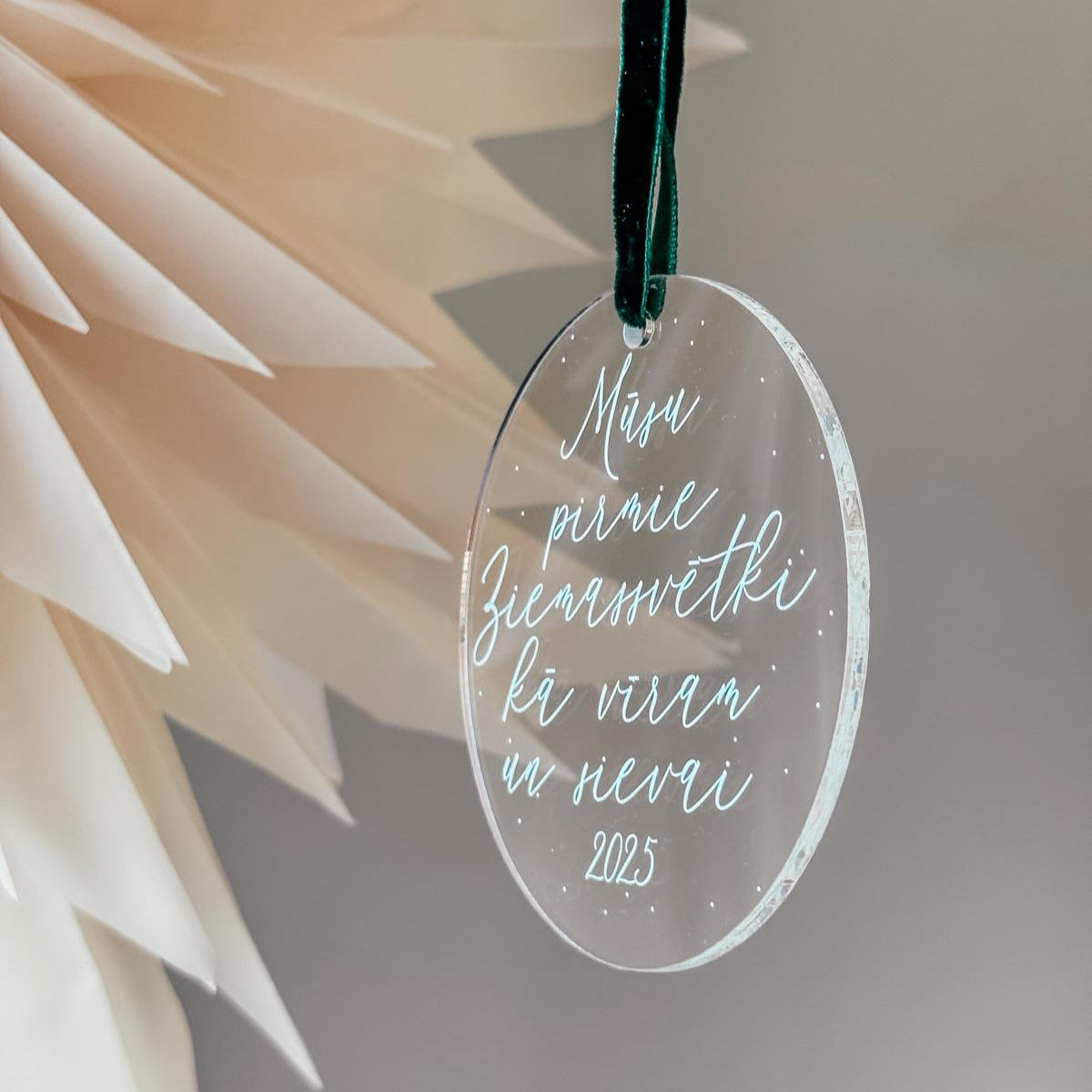 PERSONALIZĒTI ORGANISKĀ STIKLA EGLĪŠU ROTĀJUMI "MŪSU PIRMIE ZIEMASSVĒTKI"