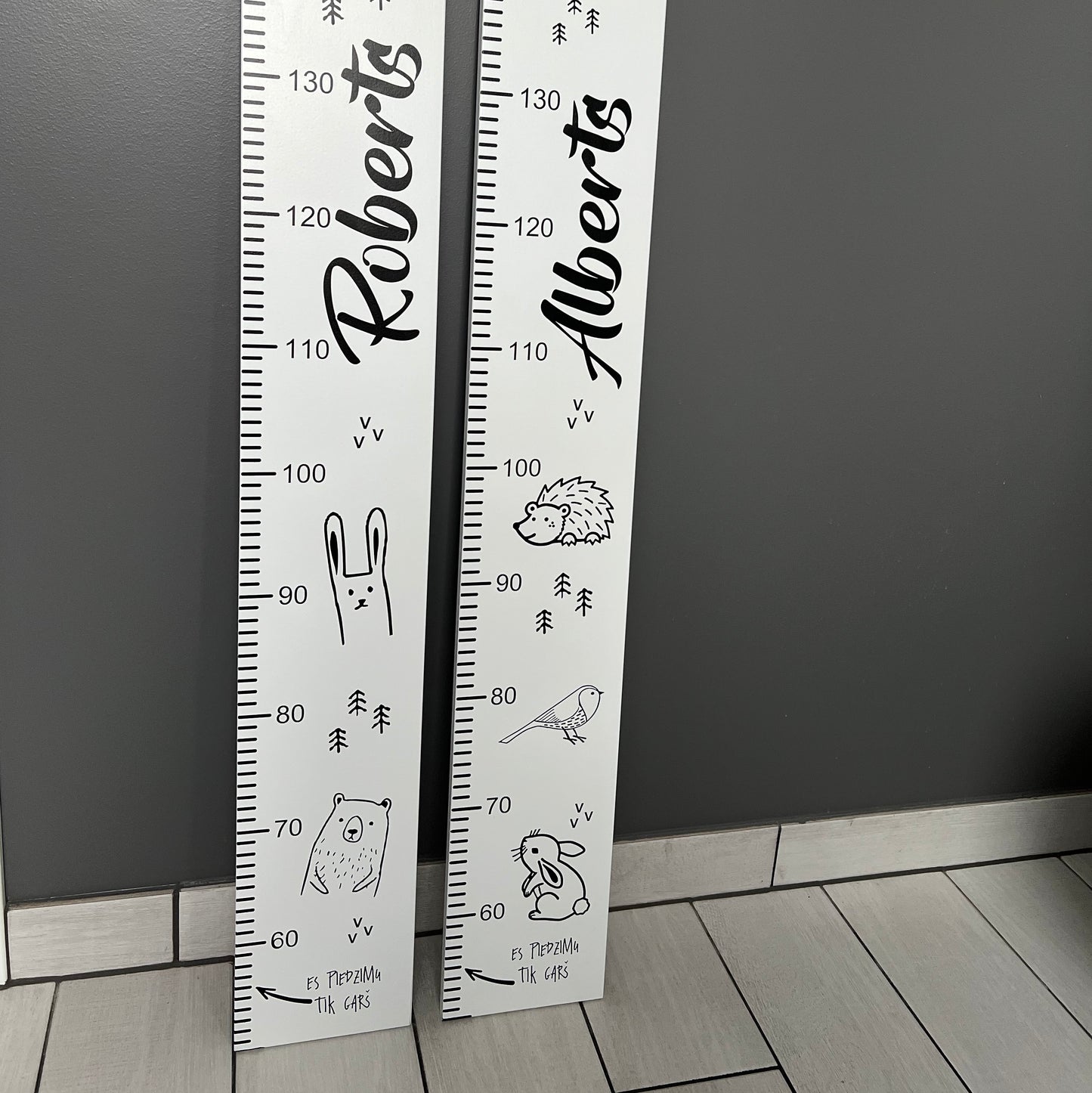 "MEŽA ZVĒRIŅI" PERSONALIZĒTS (MELNBALTS) AUGUMA METRAMĒRS