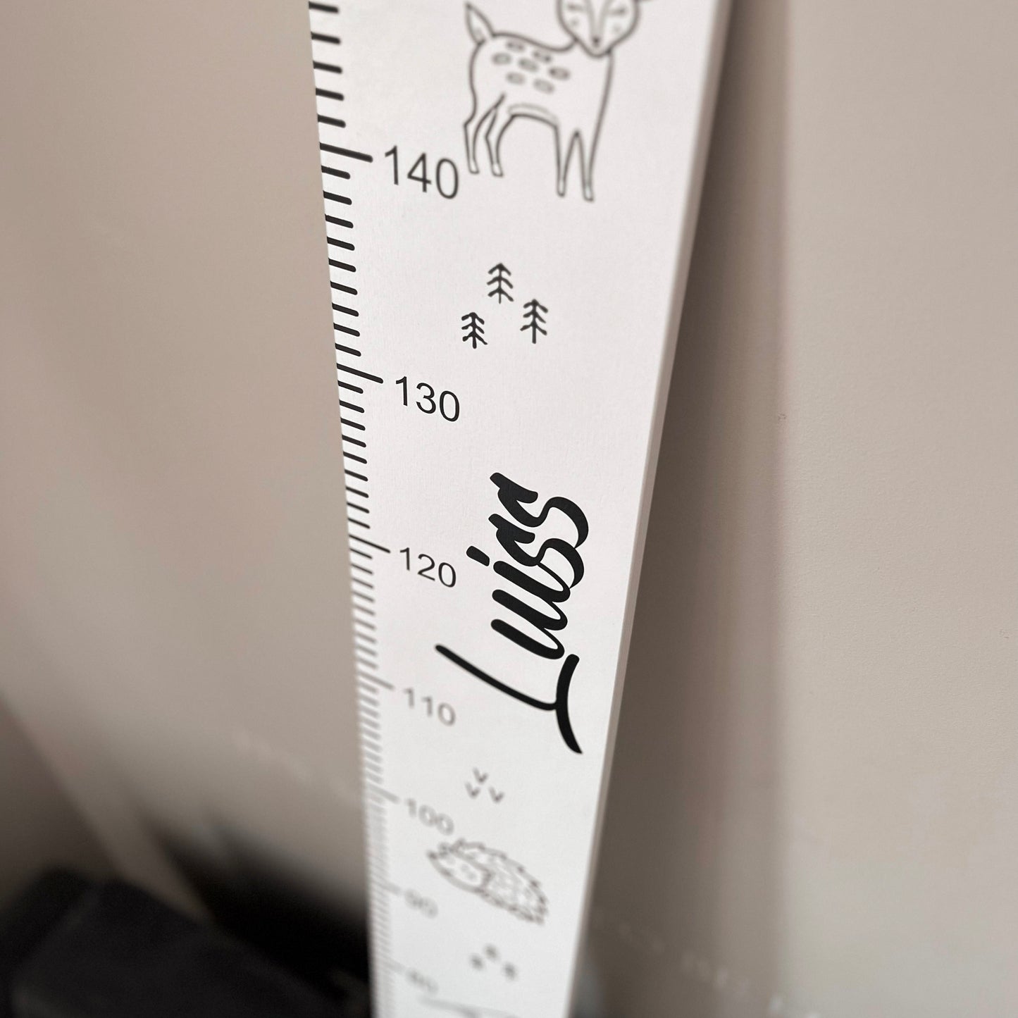 "MEŽA ZVĒRIŅI" PERSONALIZĒTS (MELNBALTS) AUGUMA METRAMĒRS