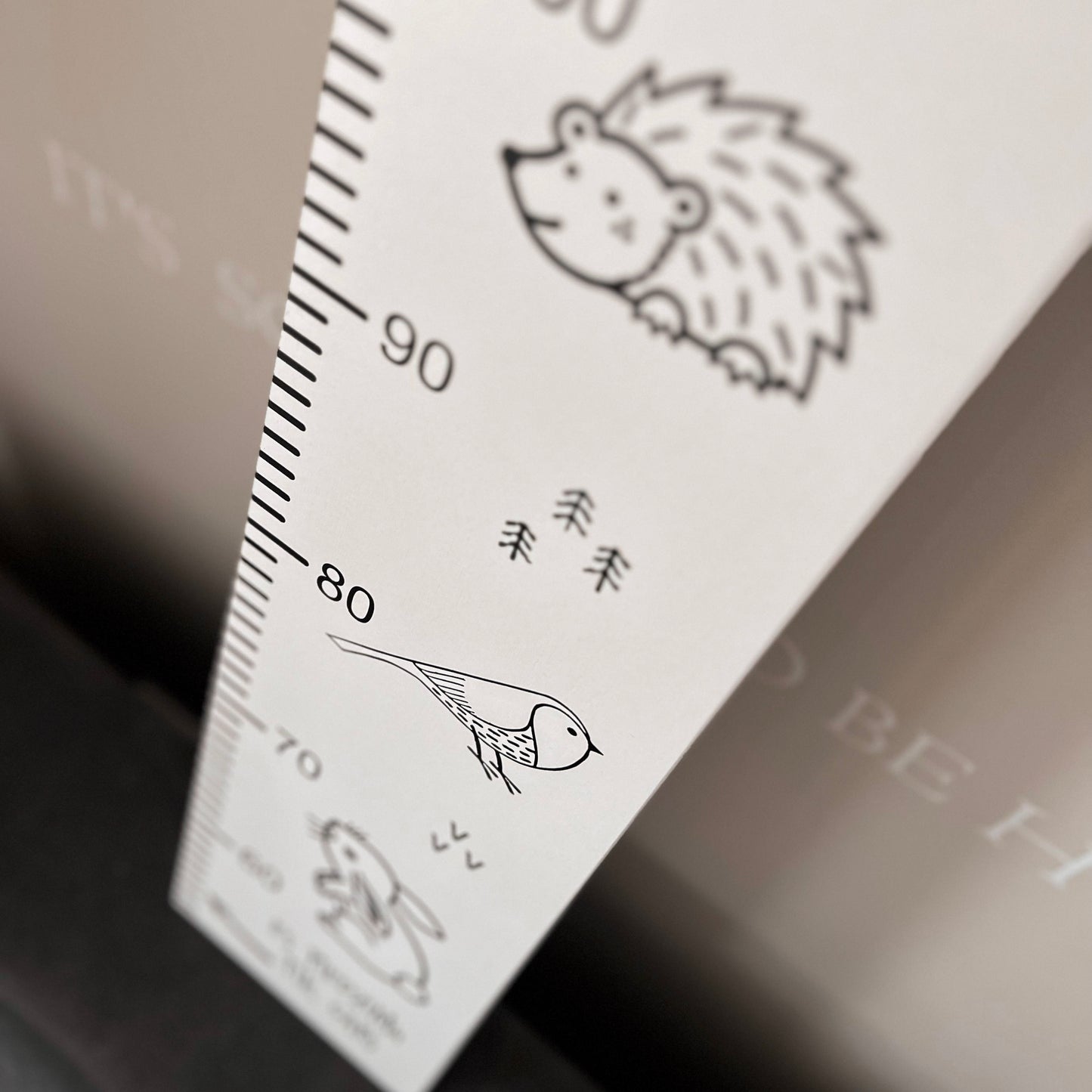"MEŽA ZVĒRIŅI" PERSONALIZĒTS (MELNBALTS) AUGUMA METRAMĒRS