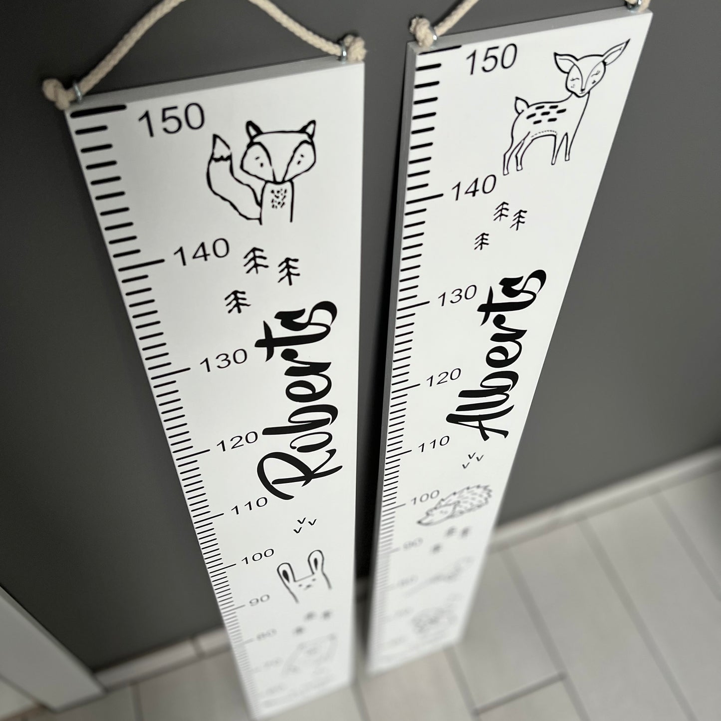"MEŽA ZVĒRIŅI" PERSONALIZĒTS (MELNBALTS) AUGUMA METRAMĒRS
