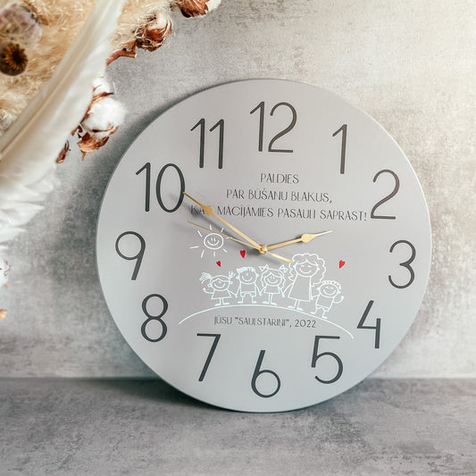 "DĀVANA AUDZINĀTĀJAI/AUKLĪTEI" KOKA, SIENAS PULKSTENIS AR KLUSU UN SLĪDOŠU MEHĀNISMU