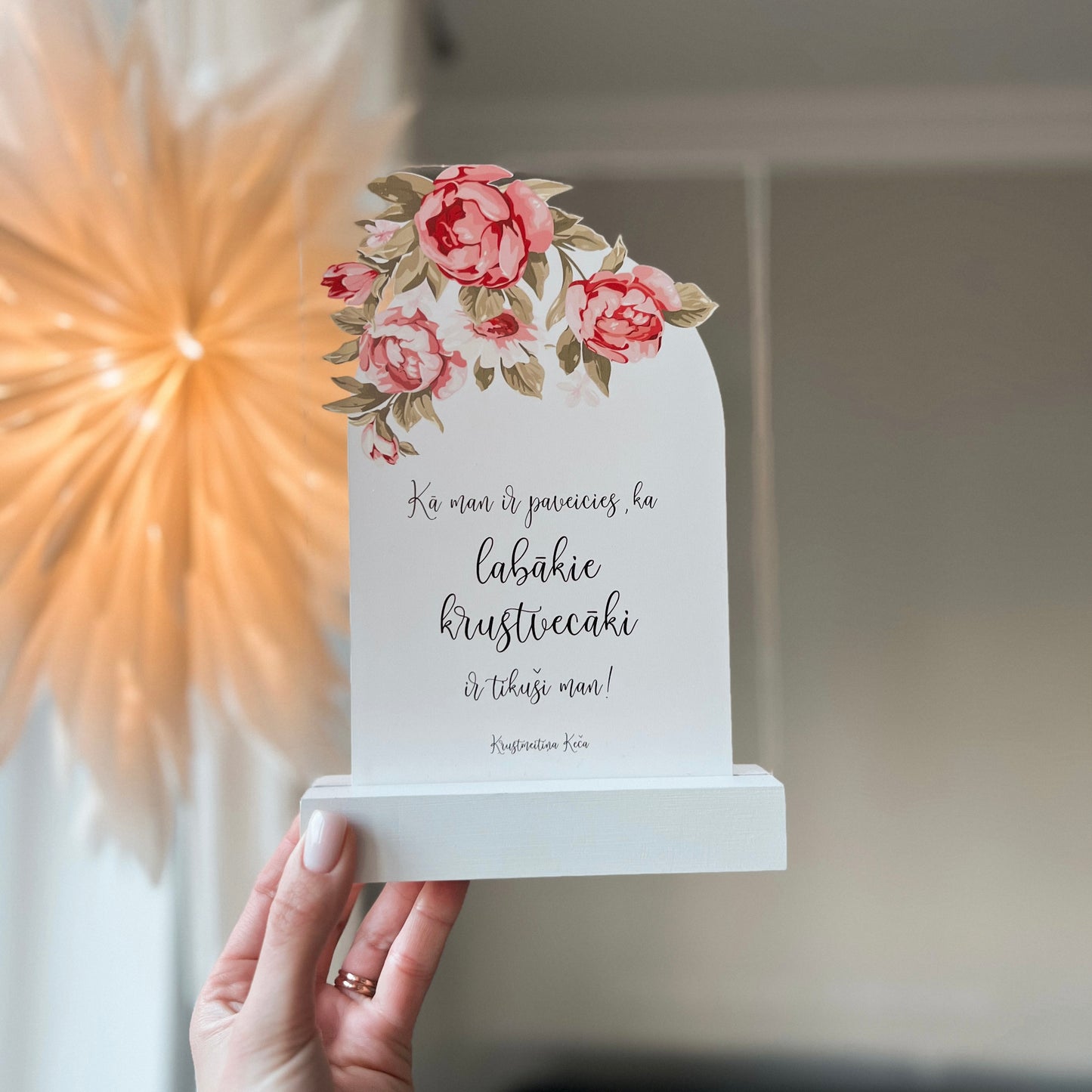 "LABĀKIE KRUSTVECĀKI!" PERSONALIZĒTS ORGANISKĀ STIKLA DEKORS BALTĀ KOKA STATĪVĀ