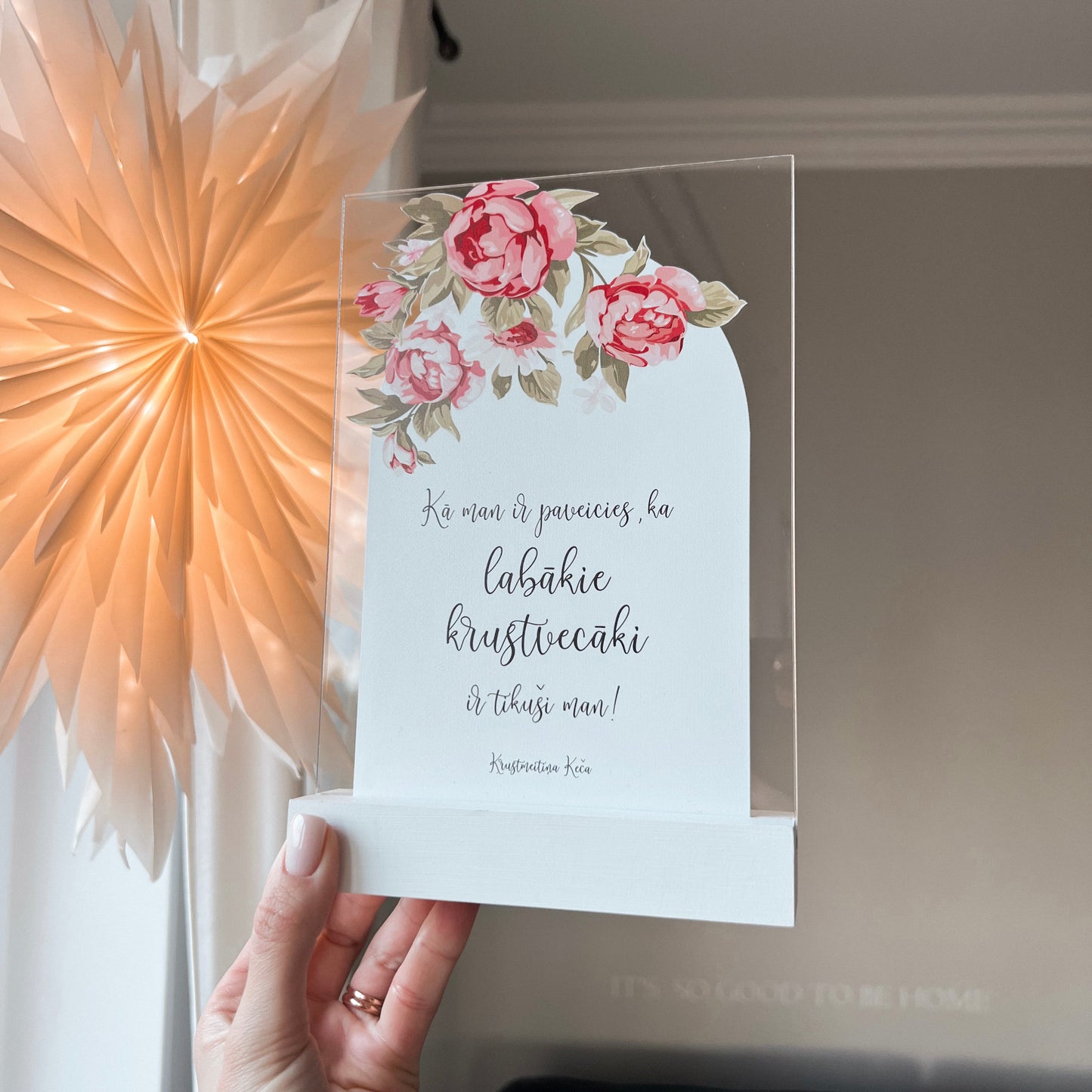 "LABĀKIE KRUSTVECĀKI!" PERSONALIZĒTS ORGANISKĀ STIKLA DEKORS BALTĀ KOKA STATĪVĀ