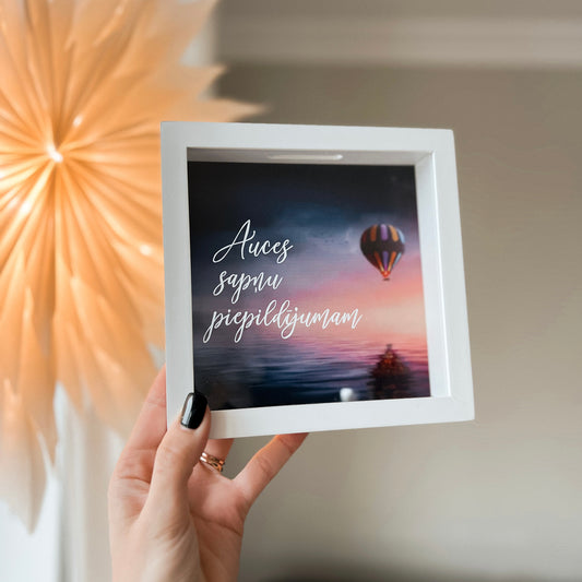 NAUDAS KRĀJKASE "'VĀRDS + SAPŅU PIEPILDĪJUMAM"