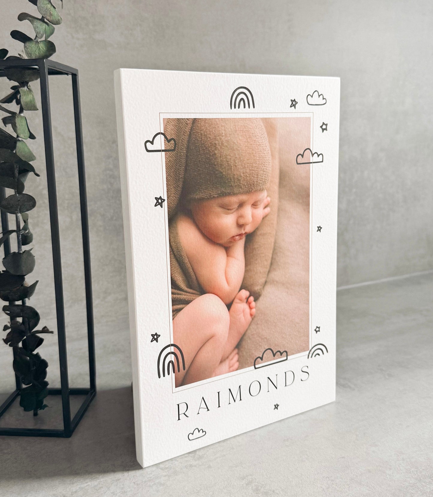 PERSONALIZĒTS KOKA DEKORS AR BĒRNA BILDĪTI un ASKĒTISKIEM ORNAMENTIEM