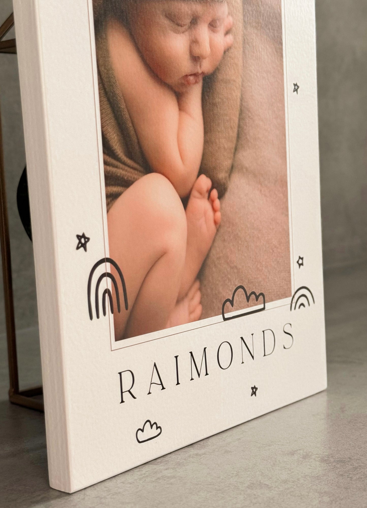 PERSONALIZĒTS KOKA DEKORS AR BĒRNA BILDĪTI un ASKĒTISKIEM ORNAMENTIEM