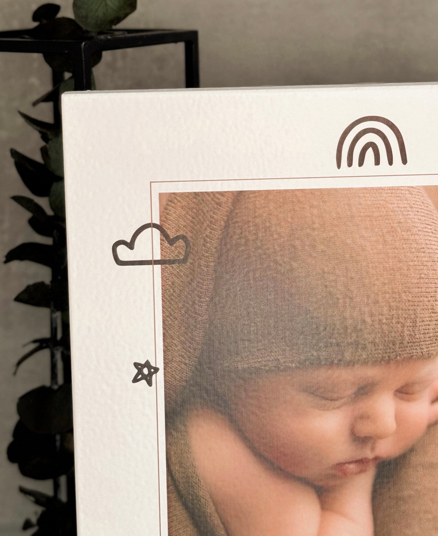 PERSONALIZĒTS KOKA DEKORS AR BĒRNA BILDĪTI un ASKĒTISKIEM ORNAMENTIEM