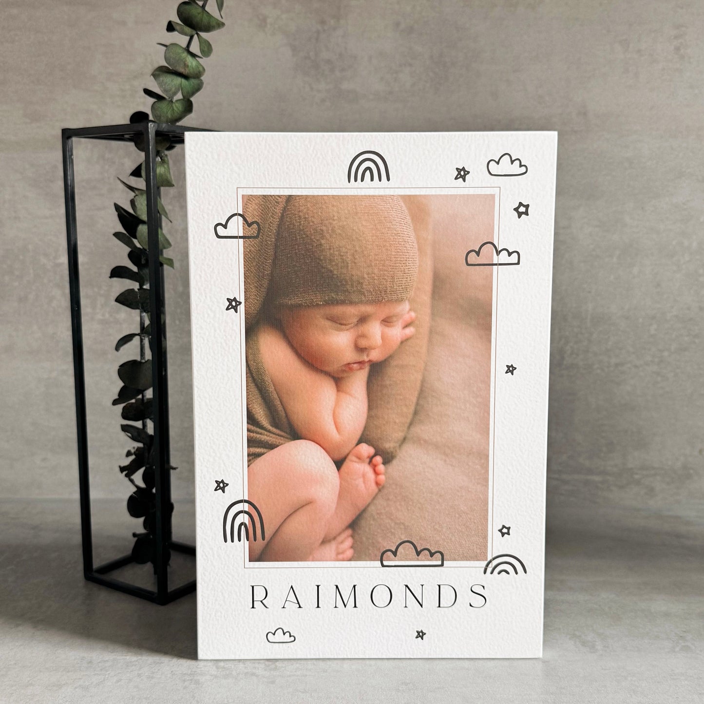 PERSONALIZĒTS KOKA DEKORS AR BĒRNA BILDĪTI un ASKĒTISKIEM ORNAMENTIEM