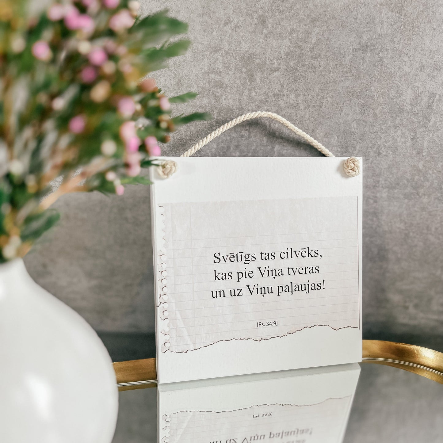 KOKA DEKORS AR BĪBELES PANTU "SVĒTĪGS TAS CILVĒKS, KAS PIE VIŅA TVERAS..."