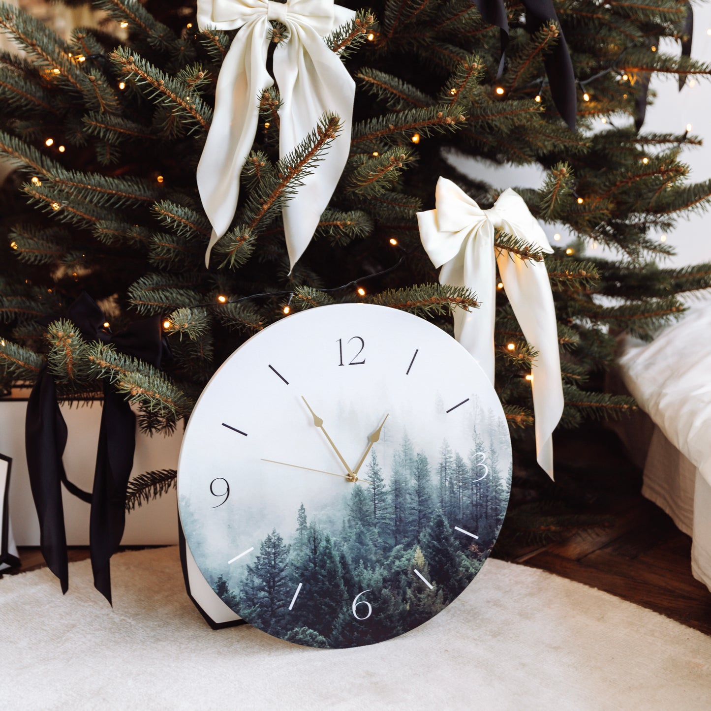 "MEŽS" KOKA, SIENAS PULKSTENIS AR KLUSU UN SLĪDOŠU MEHĀNISMU