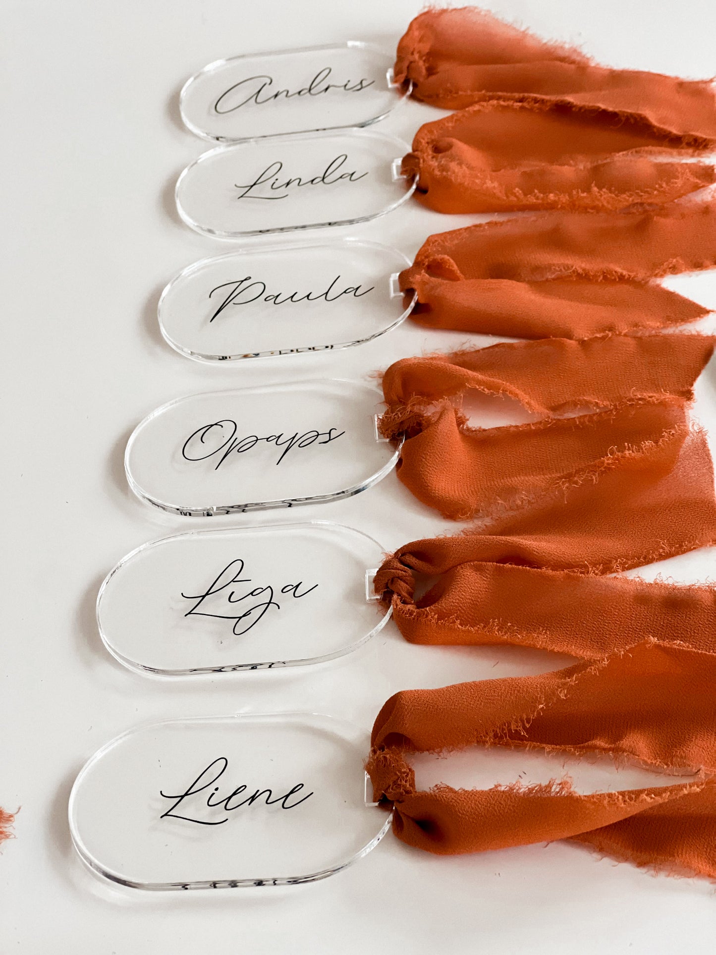 PERSONALIZĒTAS VIESU GALDA KARTES NO ORGANISKĀ STIKLA "OVĀLS" (ORANŽA LENTĪTE)