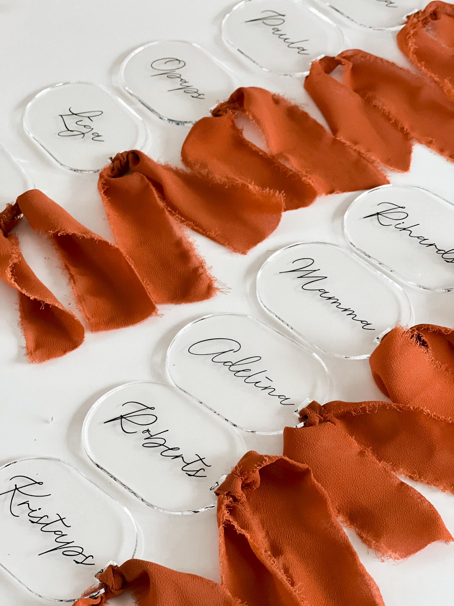 PERSONALIZĒTAS VIESU GALDA KARTES NO ORGANISKĀ STIKLA "OVĀLS" (ORANŽA LENTĪTE)