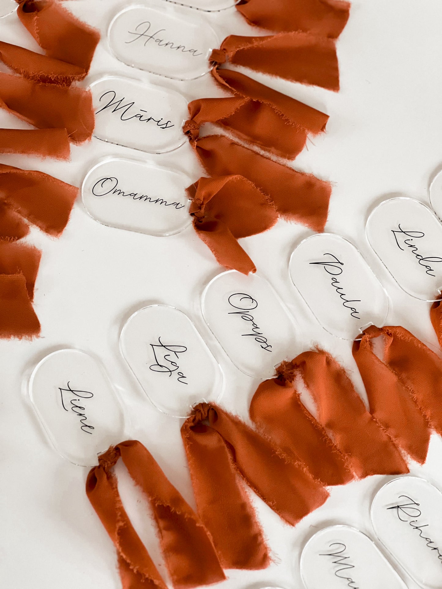 PERSONALIZĒTAS VIESU GALDA KARTES NO ORGANISKĀ STIKLA "OVĀLS" (ORANŽA LENTĪTE)