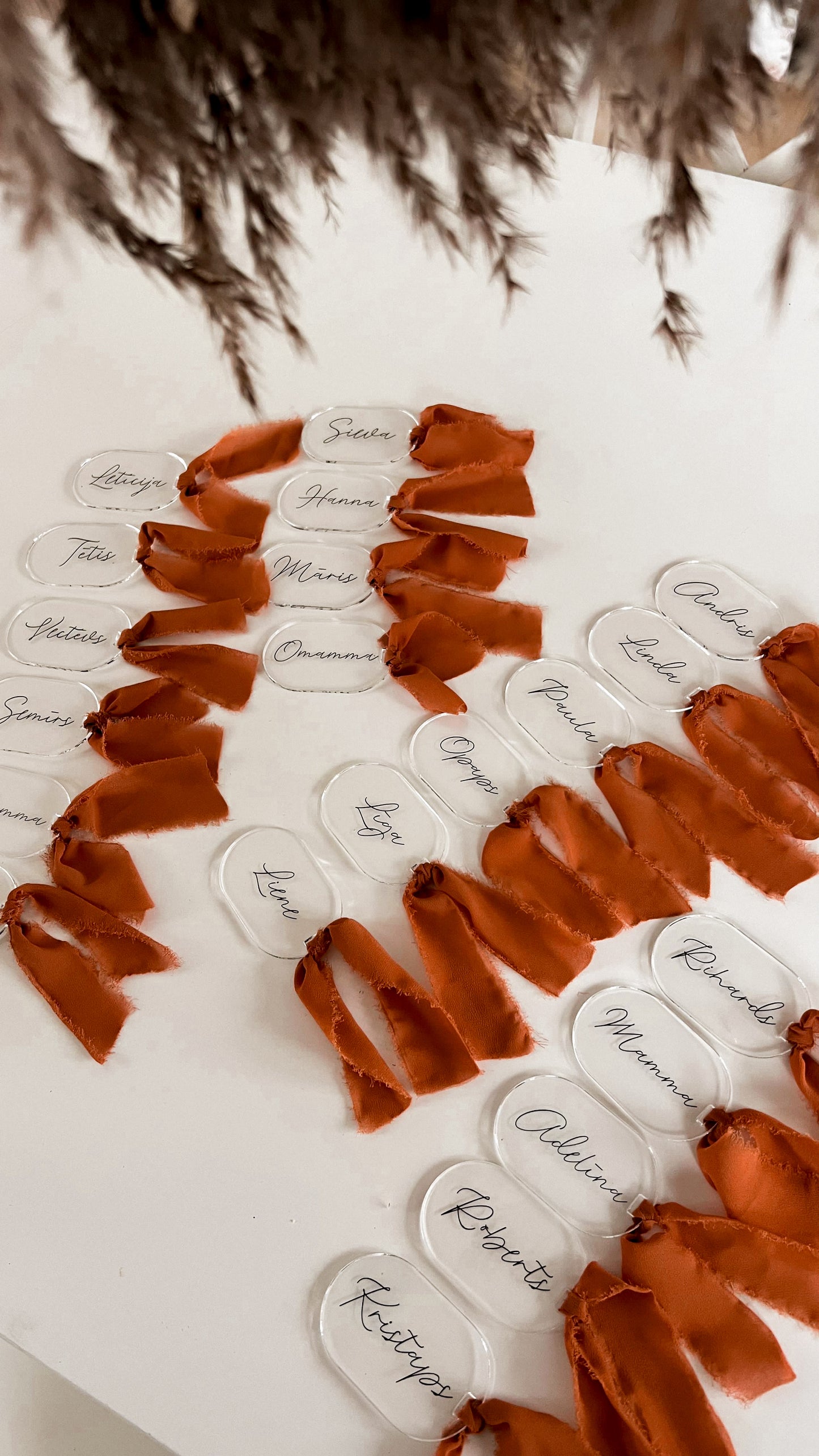 PERSONALIZĒTAS VIESU GALDA KARTES NO ORGANISKĀ STIKLA "OVĀLS" (ORANŽA LENTĪTE)