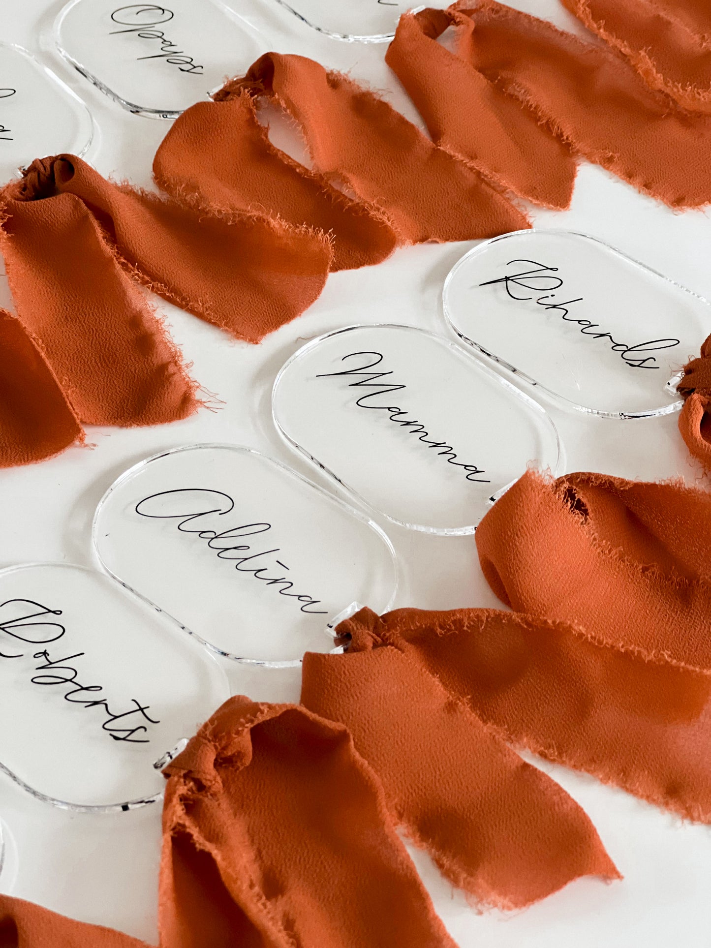 PERSONALIZĒTAS VIESU GALDA KARTES NO ORGANISKĀ STIKLA "OVĀLS" (ORANŽA LENTĪTE)