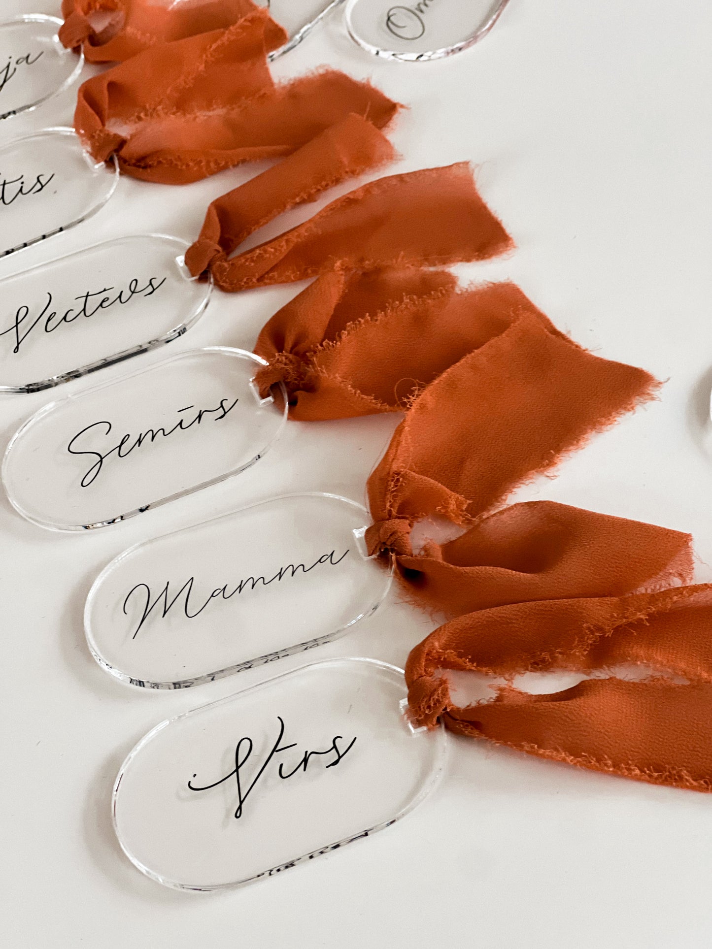 PERSONALIZĒTAS VIESU GALDA KARTES NO ORGANISKĀ STIKLA "OVĀLS" (ORANŽA LENTĪTE)