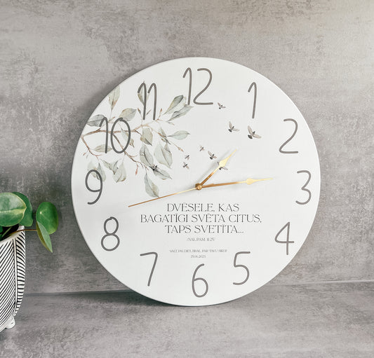 "DVĒSELE, KAS BAGĀTĪGI SVĒTA CITUS, TAPS SVĒTĪTA..." KOKA, SIENAS PULKSTENIS AR KLUSU UN SLĪDOŠU MEHĀNISMU