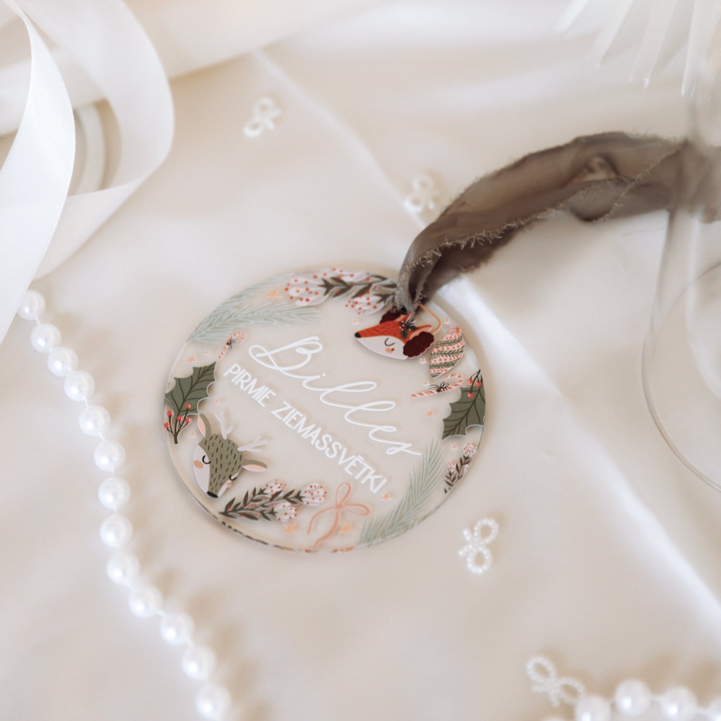 PERSONALIZĒTI ORGANISKĀ STIKLA EGLĪŠU ROTĀJUMI "BĒRNIŅA PIRMIE ZIEMASSVĒTKI"