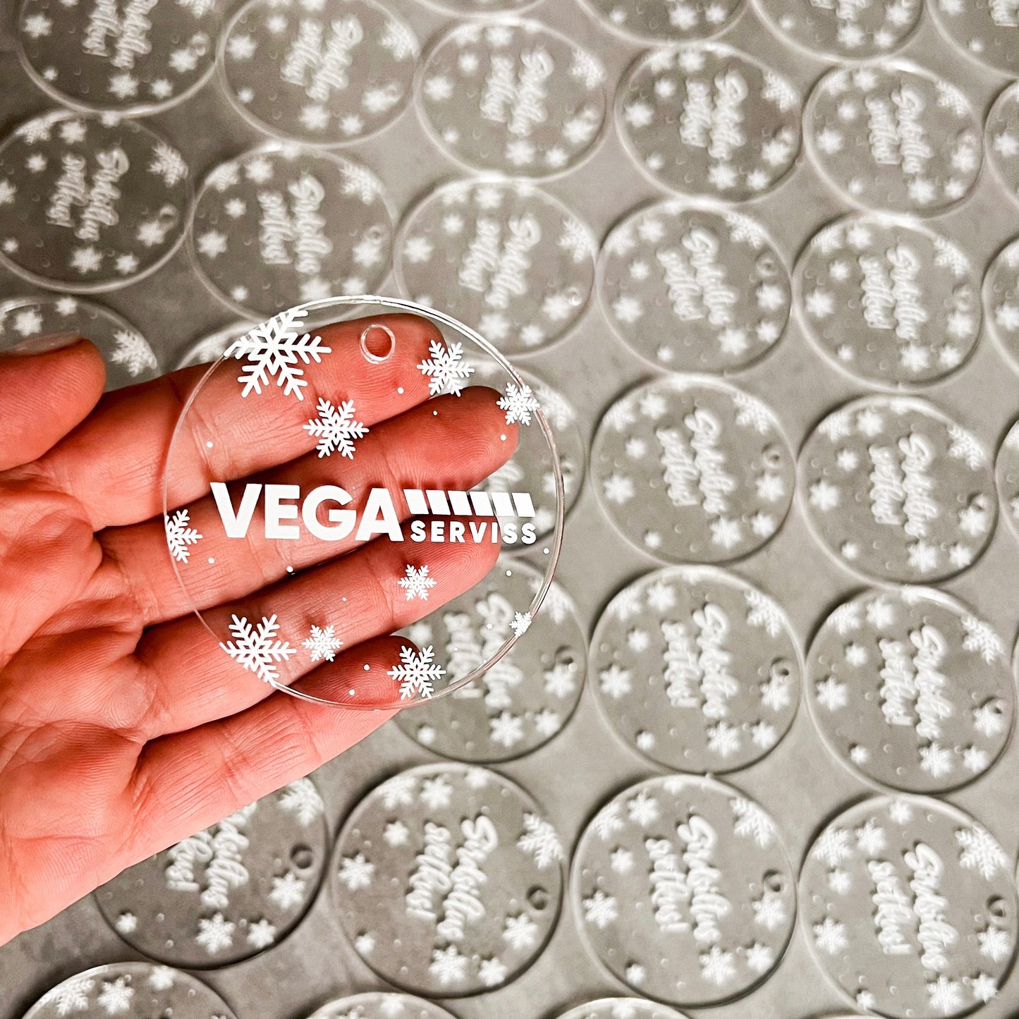 PERSONALIZĒTI ORGANISKĀ STIKLA EGLĪŠU ROTĀJUMI "SNIEGPĀRSLIŅAS" AR LOGO