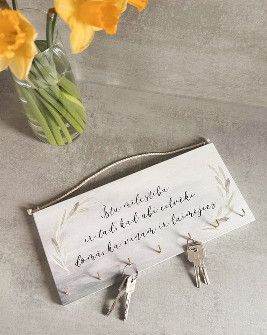 "ĪSTA MĪLESTĪBA IR TAD, KAD ABI CILVĒKI DOMĀ, KA VIŅAM IR LAIMĒJIES" ATSLĒGU DEKORS