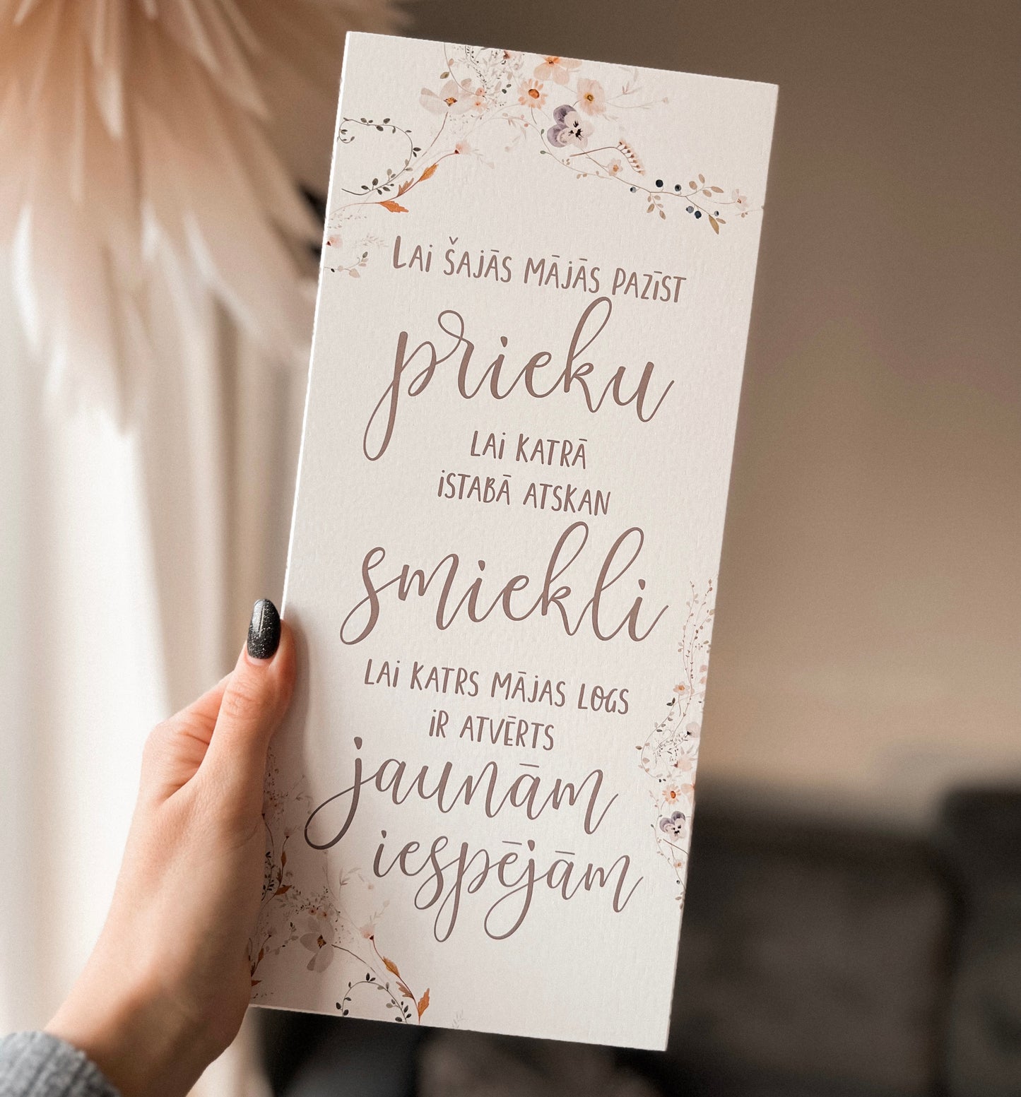 KOKA DEKORS "LAI ŠAJĀS MĀJĀS PAZĪST PRIEKU" AR SMALKIEM ZIEDIEM