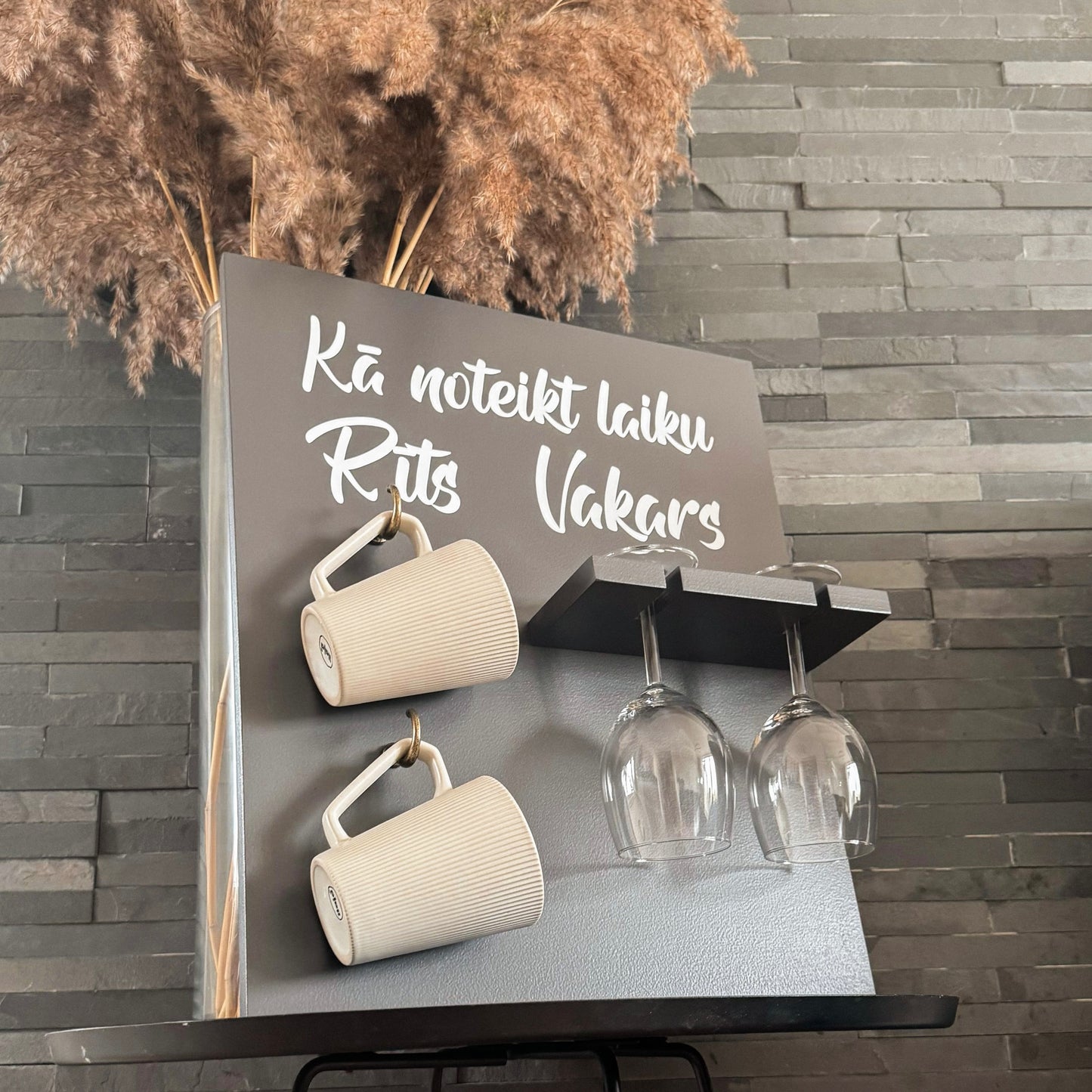 "KĀ NOTEIKT LAIKU - RĪTS | VAKARS" (TUMŠI PELĒKS) KOKA DEKORS AR TRAUKIEM IEKĻAUTIEM KOMPLEKTĀ