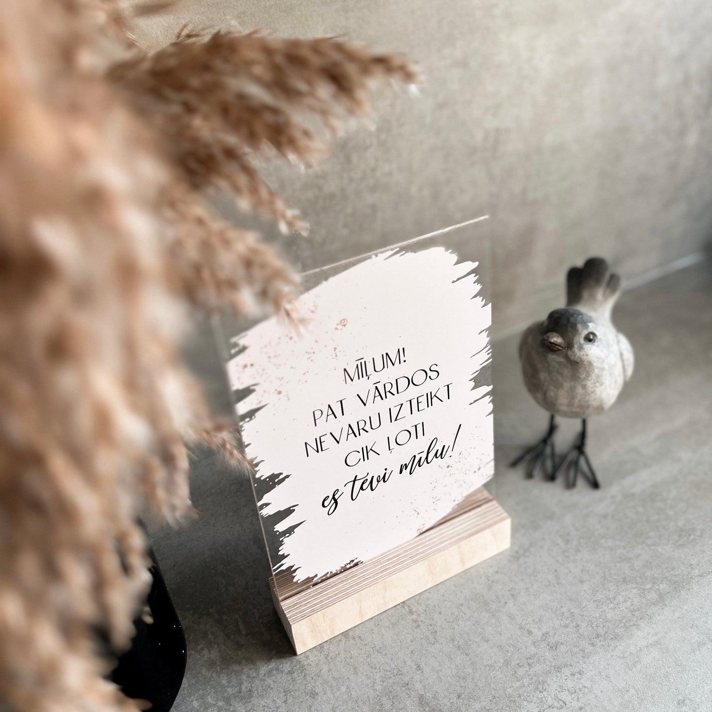 ORGANISKĀ STIKLA DEKORS "MĪĻUM! ES TEVI MĪLU" I MAIGI ROZĪGS FONS
