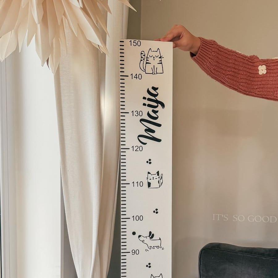 MELNBALTS AUGUMA METRAMĒRS "SUŅIEM & KAĶIEM"