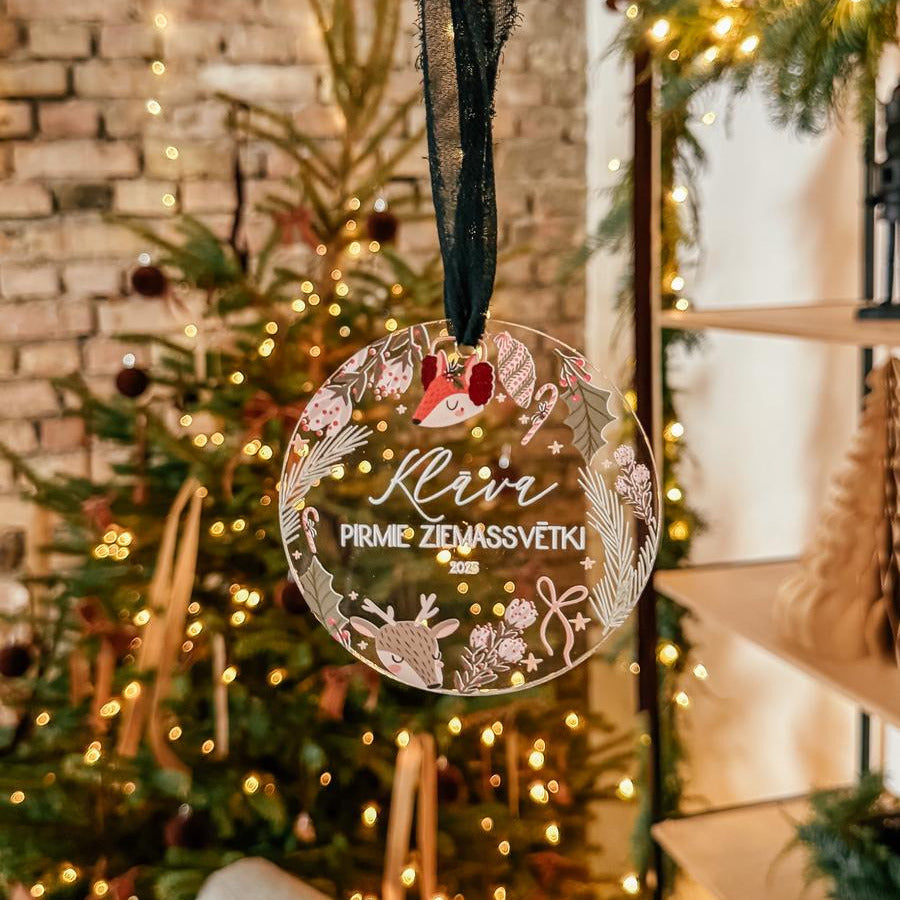 CAURSPĪDĪGI EGLĪŠU ROTĀJUMI AR VĀRDU "PIRMIE ZIEMASSVĒTKI"