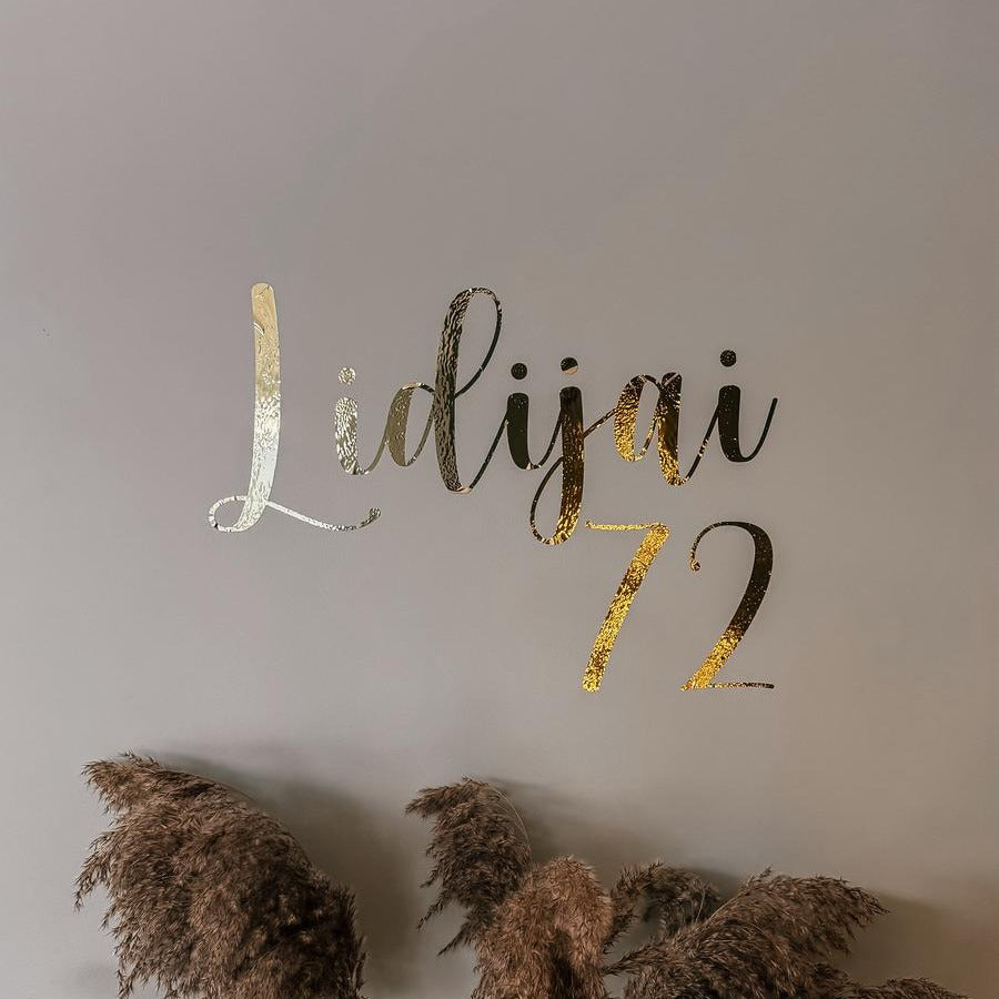 SPĪDĪGA ZELTA KRĀSAS SIENAS UZLĪME I IZVĒLIES TEKSTA FONTU