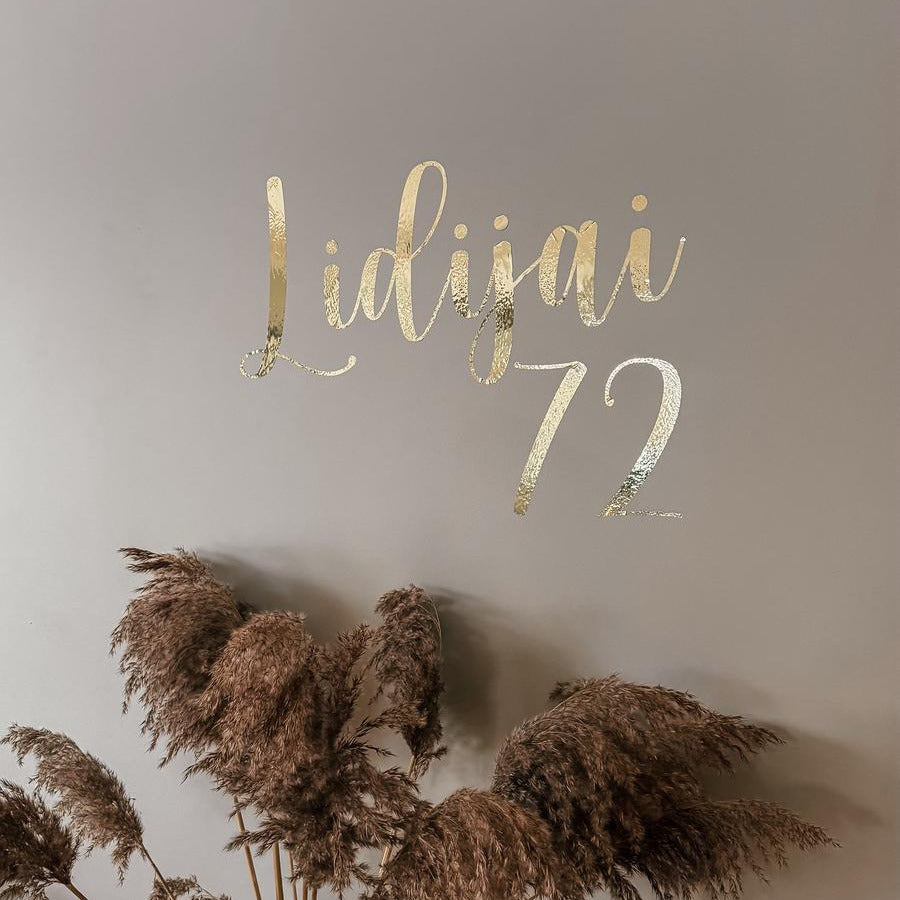 SPĪDĪGA ZELTA KRĀSAS SIENAS UZLĪME I IZVĒLIES TEKSTA FONTU