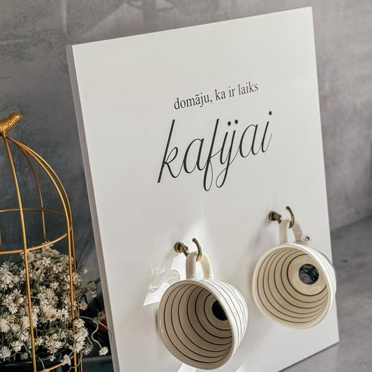 "DOMĀJU, KA IR LAIKS KAFIJAI" DEKORS AR KAFIJAS KRŪZĒM KOMPLEKTĀ