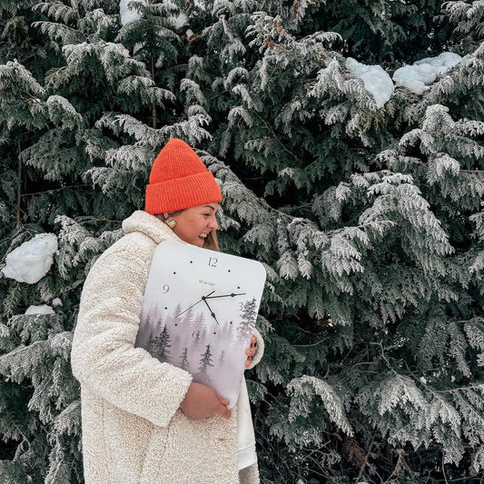 "ŠEIT UN TAGAD" TAISNSTŪRA PULKSTENIS AR MEŽA ILUSTRĀCIJU