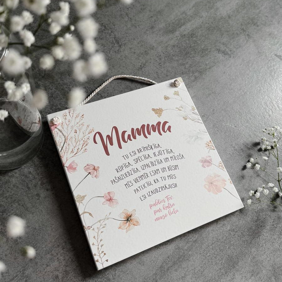 "MAMMA, TU ESI BRĪNIŠĶĪGA", BALTS DEKORS AR ZIEDIEM