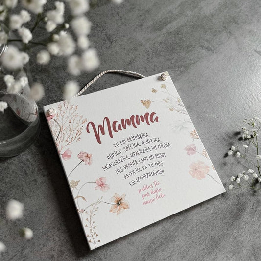 "MAMMA, TU ESI BRĪNIŠĶĪGA", BALTS DEKORS AR ZIEDIEM