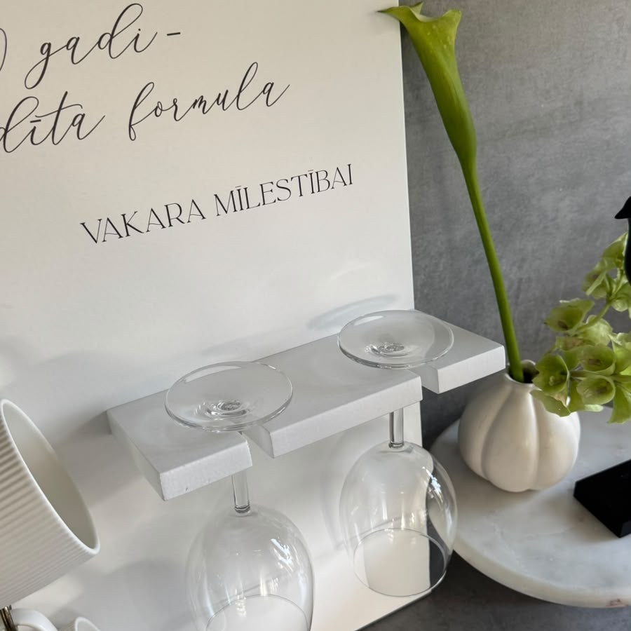 "RĪTA MIERAM I VAKARA MĪLESTĪBAI" BALTS KOKA DEKORS AR TRAUKIEM IEKĻAUTIEM KOMPLEKTĀ
