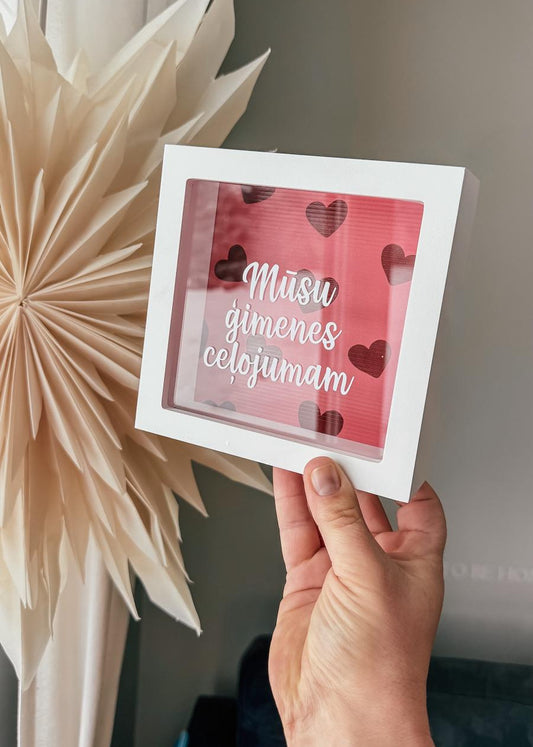 BALTA NAUDAS KRĀJKASE "MŪSU ĢIMENES CEĻOJUMAM" AR SIRSNIŅĀM