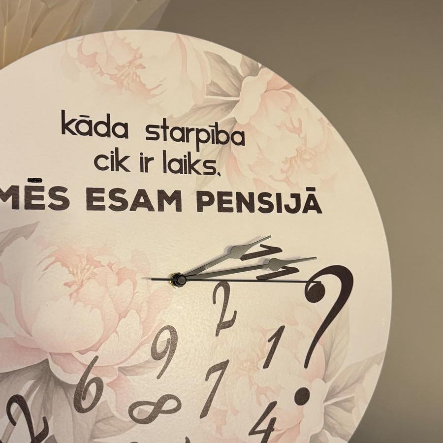 KOKA PULKSTENIS "MĒS ESAM PENSIJĀ" AR PEONIJAS ZIEDIEM
