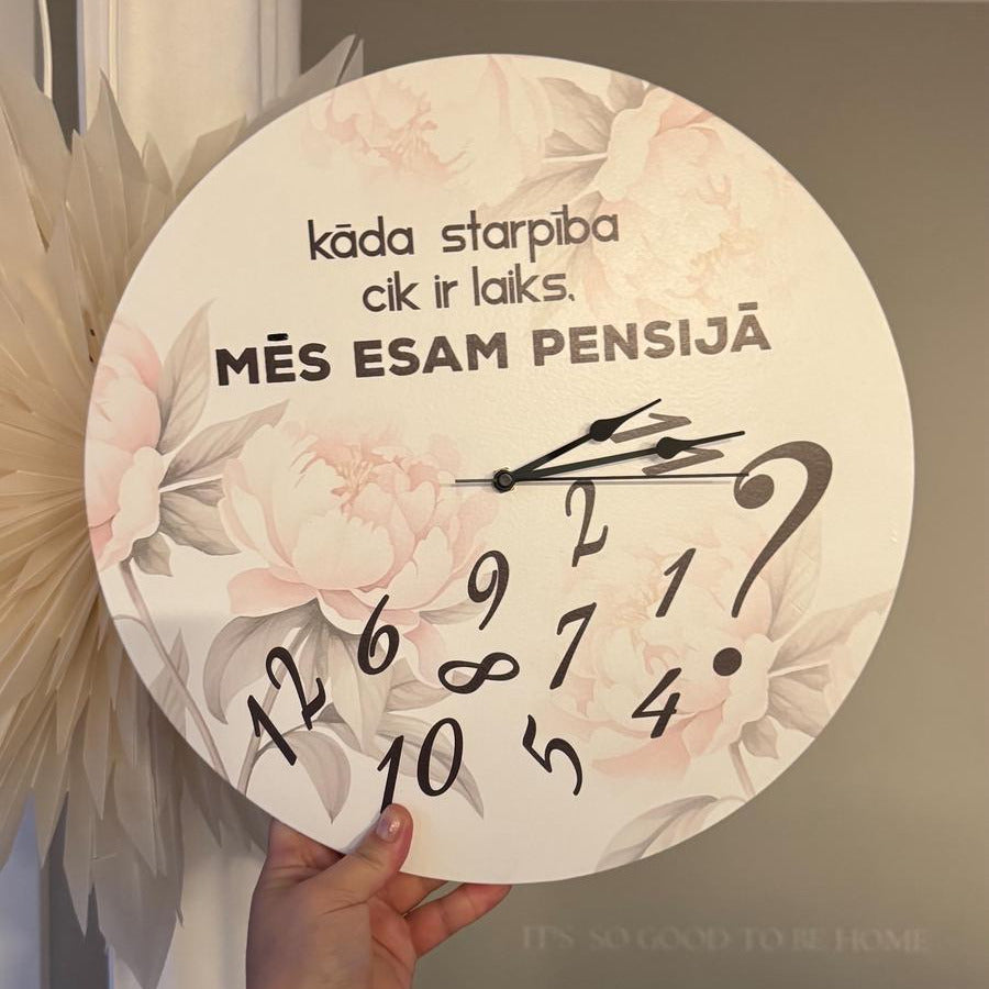 KOKA PULKSTENIS "MĒS ESAM PENSIJĀ" AR PEONIJAS ZIEDIEM