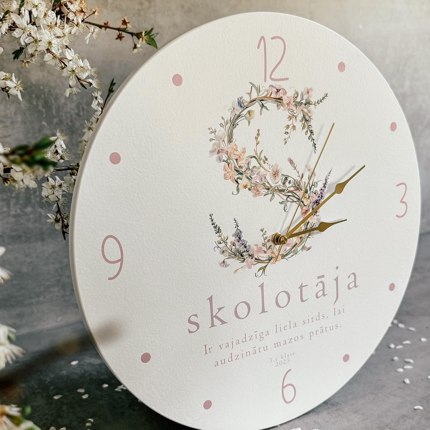 SIENAS PULKSTENIS SKOLOTĀJAI "IR VAJADZĪGA LIELA SIRDS, LAI AUDZINĀTU MAZOS PRĀTUS"
