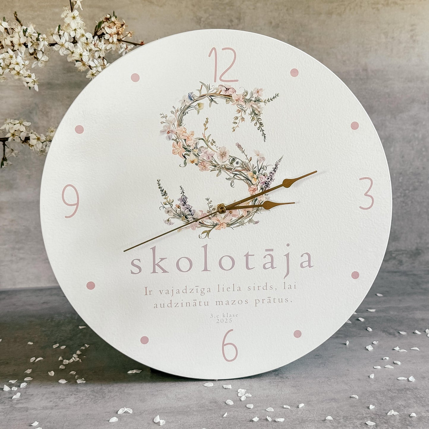 SIENAS PULKSTENIS SKOLOTĀJAI "IR VAJADZĪGA LIELA SIRDS, LAI AUDZINĀTU MAZOS PRĀTUS"