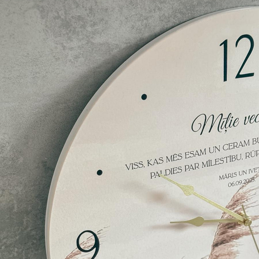 "MĪĻIE VECĀKI" KOKA, SIENAS PULKSTENIS AR SMILGĀM I DĀVANA KĀZU DIENĀ