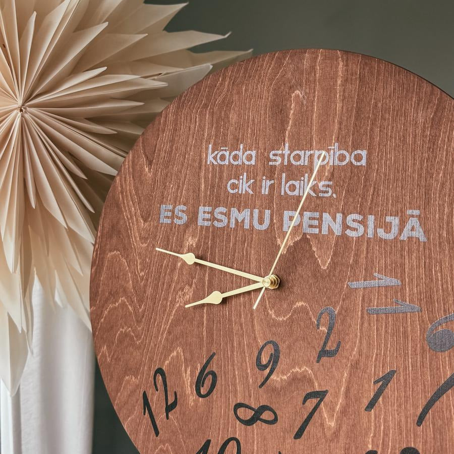KOKA PULKSTENIS "KĀDA STARPĪBA CIK IR LAIKS" I DĀVANA DODOTIES PENSIJĀ