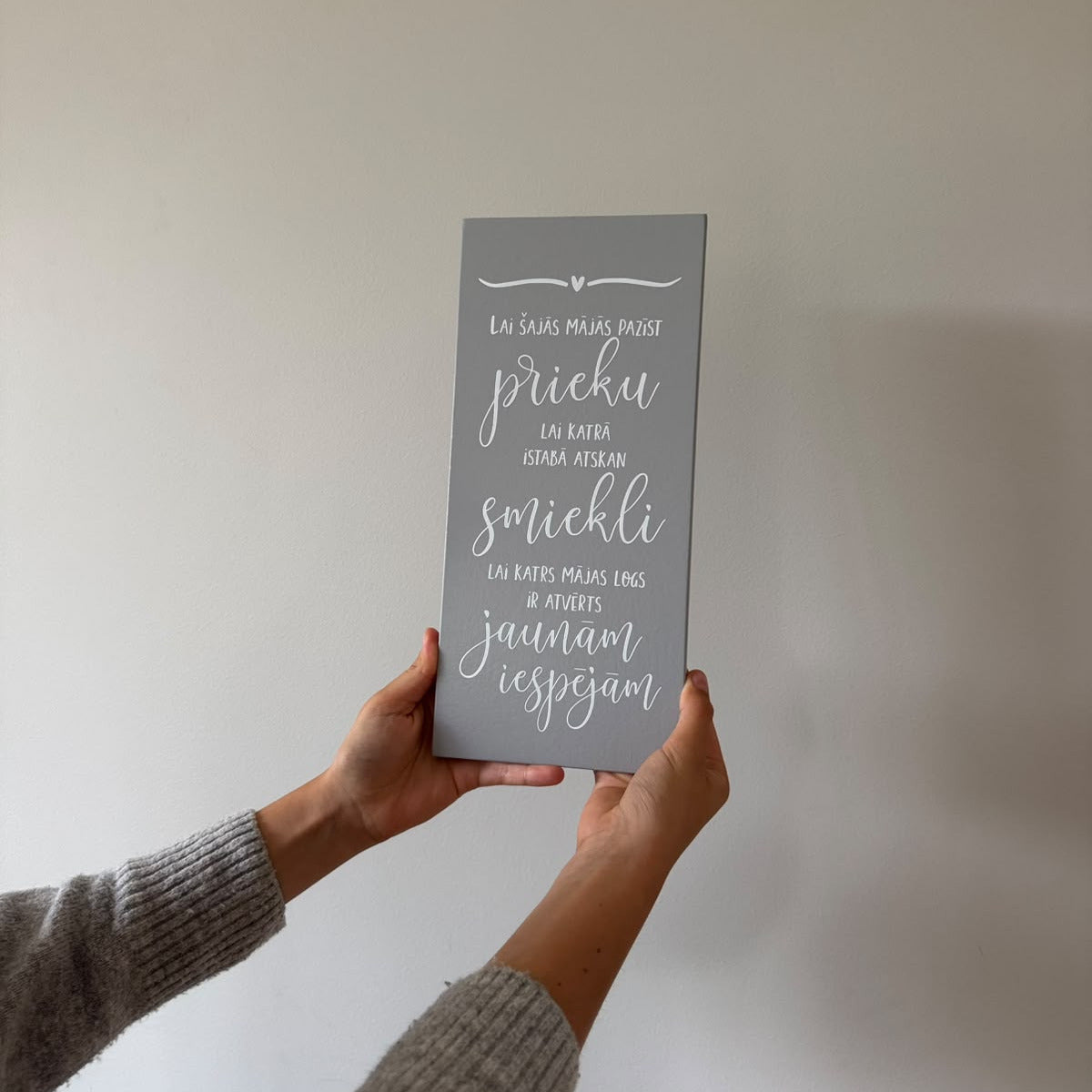 "LAI ŠAJĀS MĀJĀS PAZĪST PRIEKU" PELĒKS KOKA DEKORS