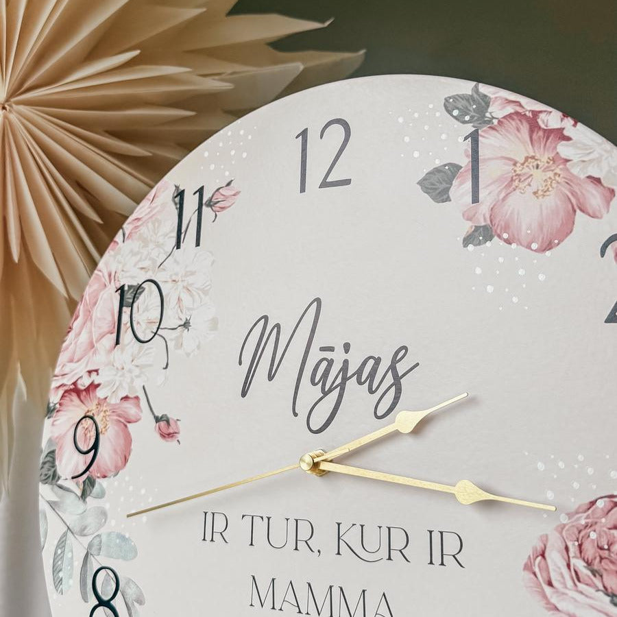 "MĀJAS IR TUR, KUR IR MAMMA" KOKA, SIENAS PULKSTENIS AR ZIEDIEM