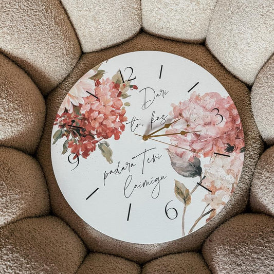 "DARI TO, KAS PADARA TEVI LAIMĪGU" SIENAS PULKSTENIS AR PASTEĻKRĀSAS ZIEDIEM