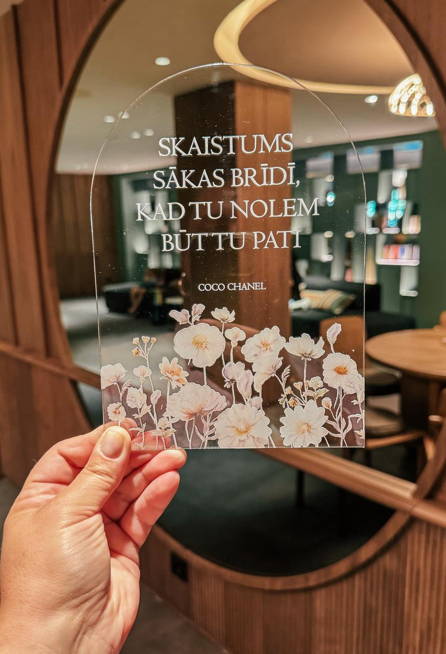 ORGANISKĀ STIKLA DEKORS "SKAISTUMS SĀKAS BRĪDĪ, KAD TU NOLEM BŪT TU PATI" I ARKVEIDA STIKLS