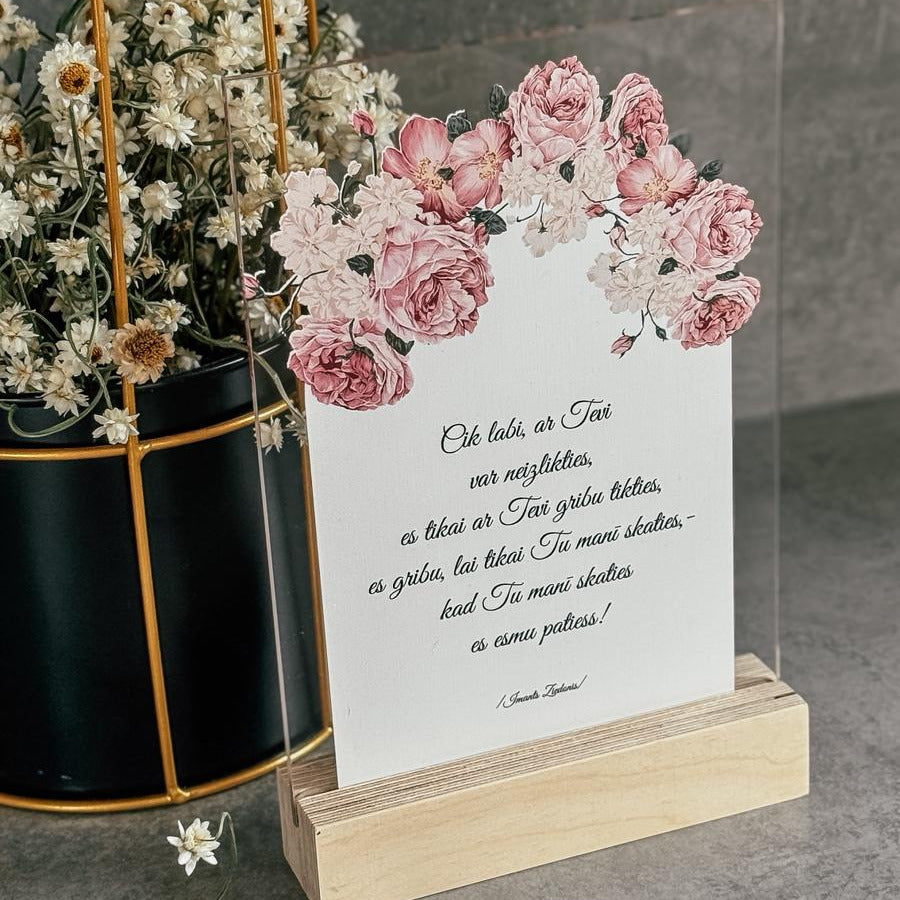 ORGANISKĀ STIKLA DEKORS "CIK LABI, AR TEVI..." KOKA STATĪVĀ