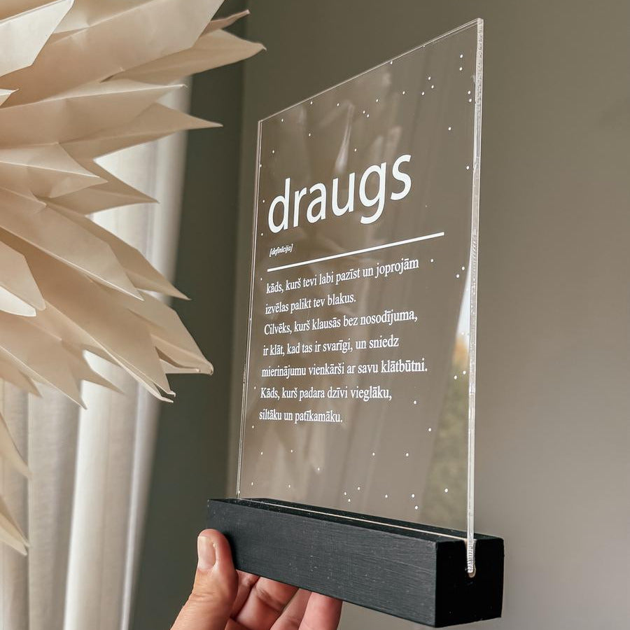 CAURSPĪDĪGS STIKLA DEKORS AR DEFINĪCIJU DRAUGAM